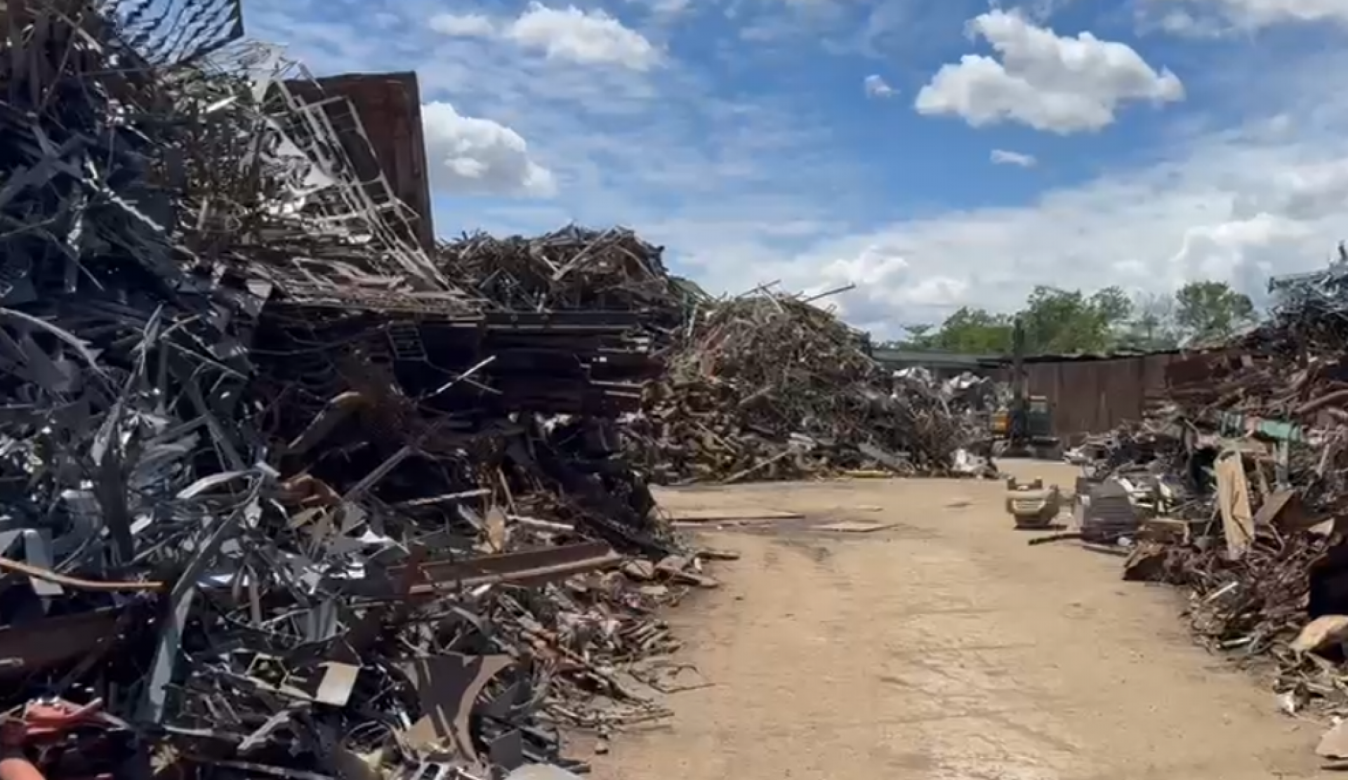 Policiais cumpriram um mandado de busca e apreensão em uma empresa de reciclagem de metais - Divulgação / Polícia Civil 