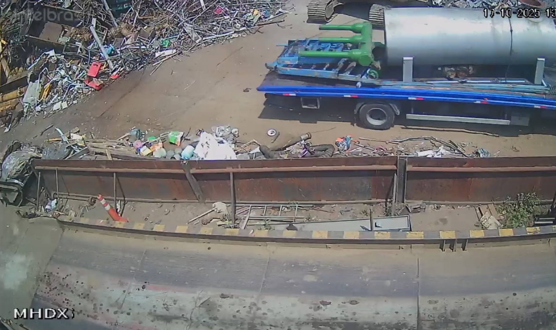 Imagens divulgadas mostram o mesmo caminhão sendo usado para outro crime neste mês  - Divulgação / Polícia Civil 