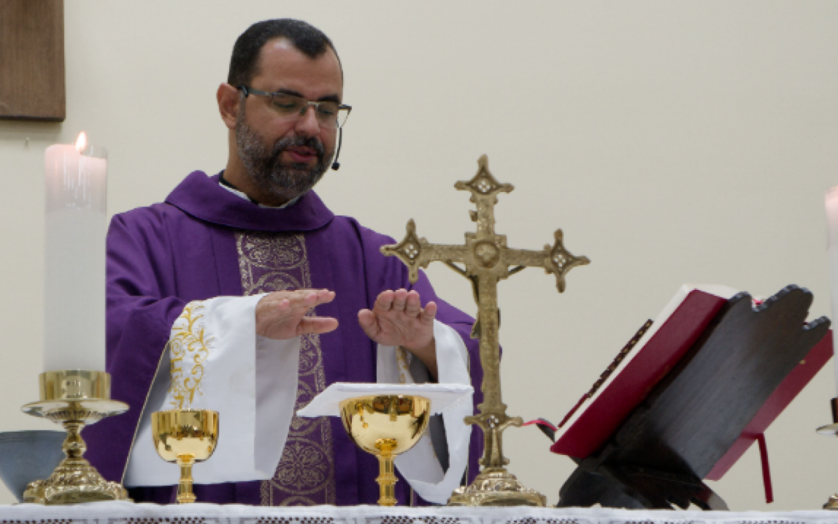 O p&aacute;roco Rafael Costa contou que o telhado da igreja j&aacute; estava em situa&ccedil;&atilde;o cr&iacute;tica h&aacute; alguns anos