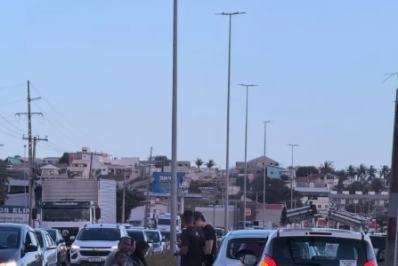 Engavetamento entre três carros causa lentidão na RJ-140 em São Pedro da Aldeia