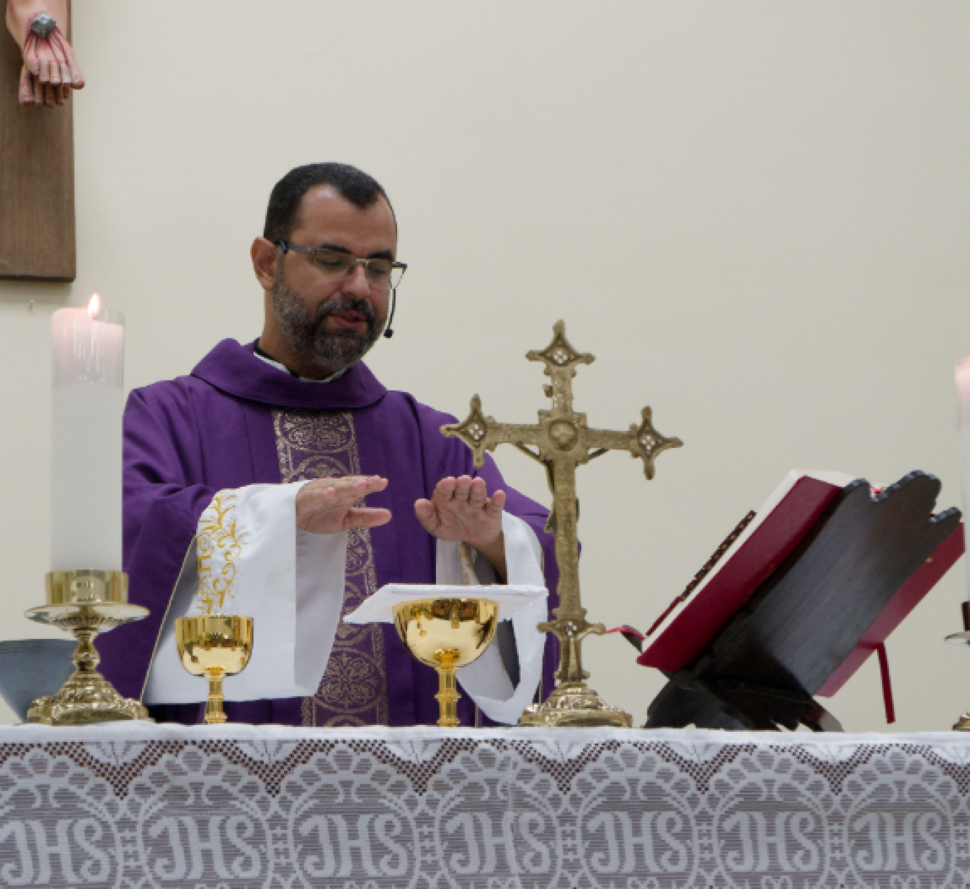 O p&aacute;roco Rafael Costa contou que o telhado da igreja j&aacute; estava em situa&ccedil;&atilde;o cr&iacute;tica h&aacute; alguns anos - Divulga&ccedil;&atilde;o / Par&oacute;quia S&atilde;o Jo&atilde;o Batista