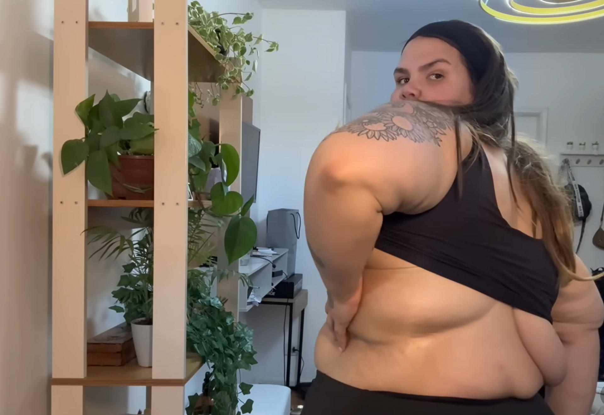 Thais Carla faz tour pelo corpo após bariátrica - Reprodução Youtube