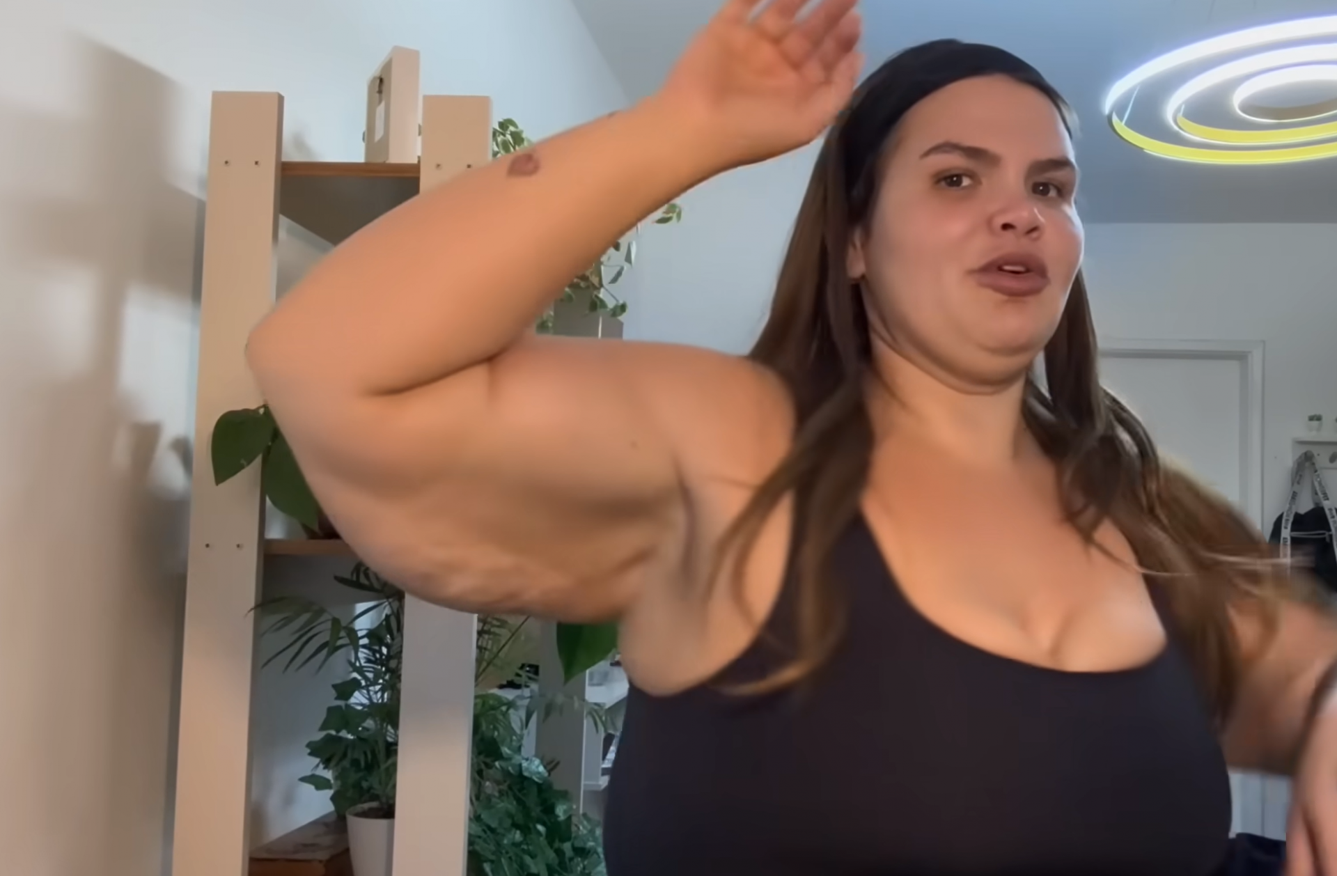 Thais Carla mostra mudanças no corpo após perder 75 kg - Reprodução Youtube