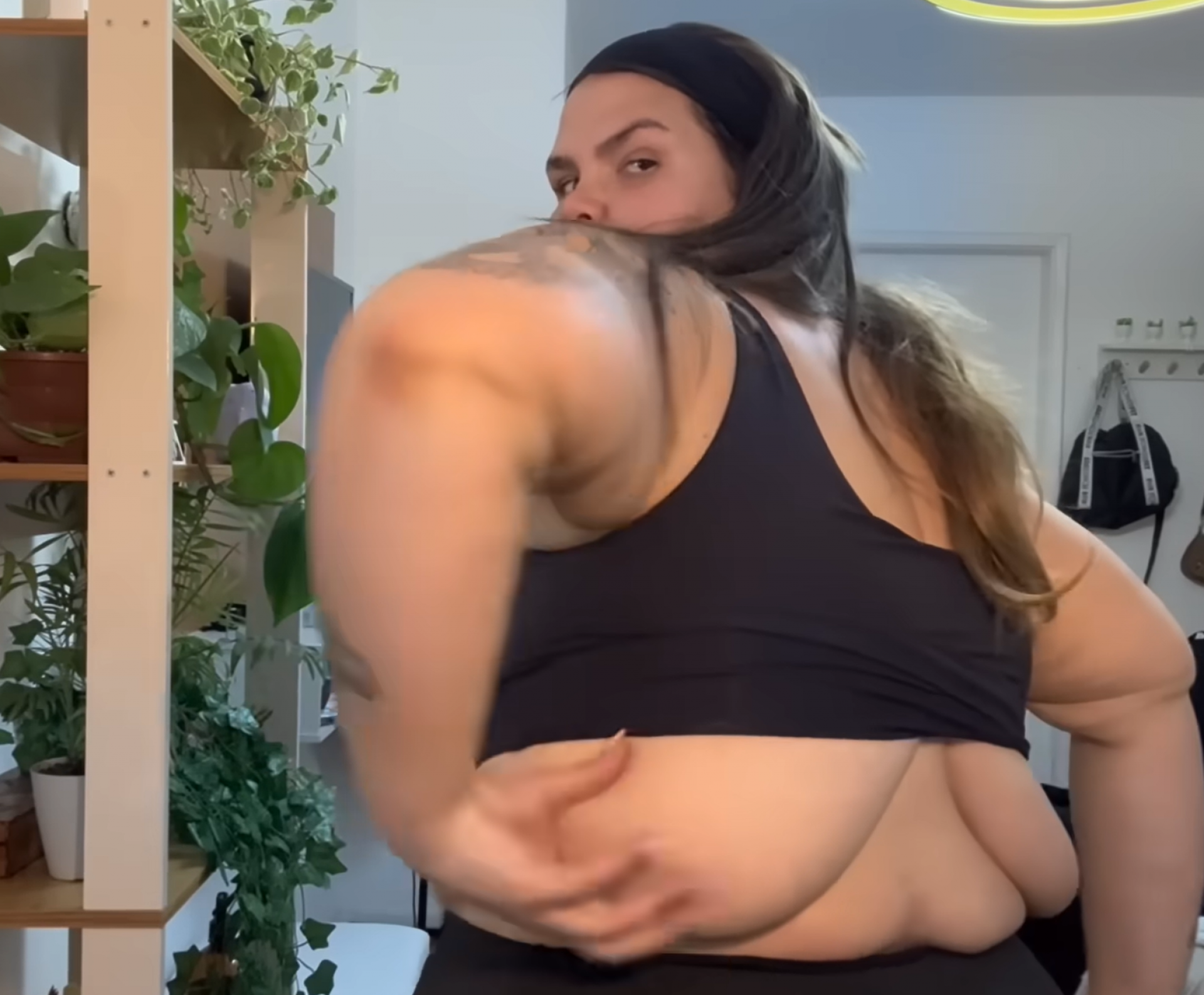 Thais Carla faz tour pelo corpo após bariátrica - Reprodução Youtube