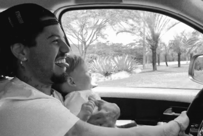 Zé Felipe é criticado por dirigir com o filho no colo