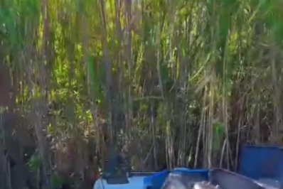 Caminhão cai em vala após ser fechado por carro na RJ-102 em Búzios