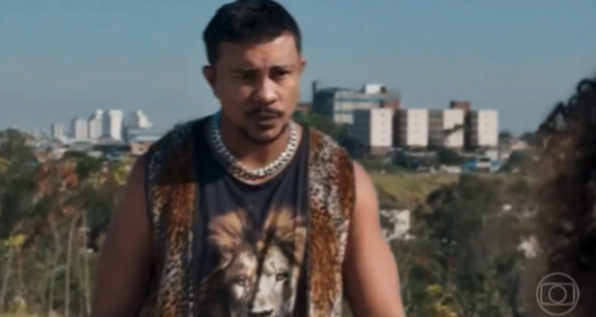 Bagd&aacute; (Xam&atilde;) amea&ccedil;a Jo&eacute;lly (Alana Cabral) e Raul (Paulo Mendes) na novela 'Tr&ecirc;s Gra&ccedil;as', da TV Globo - Reprodu&ccedil;&atilde;o de v&iacute;deo / X