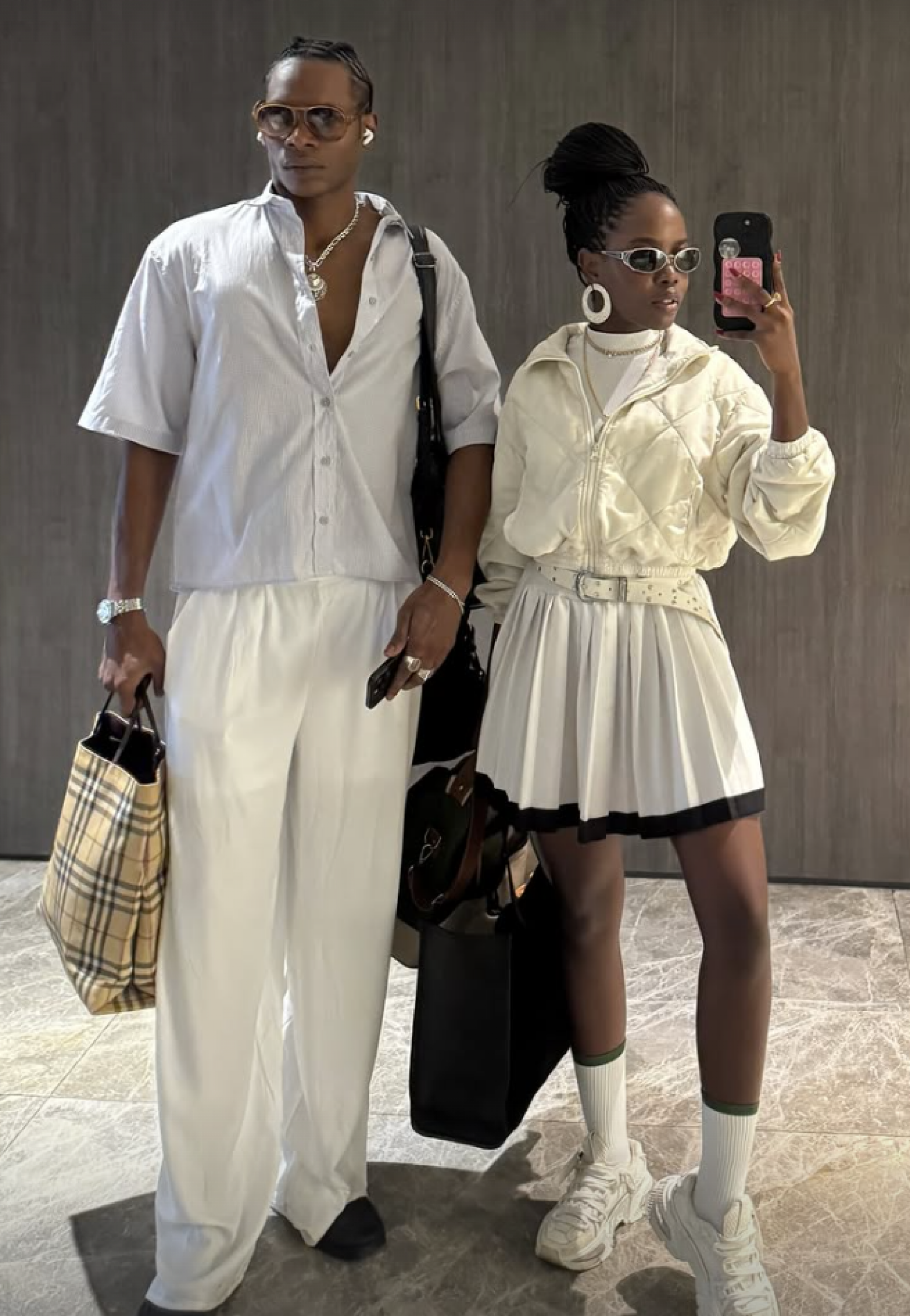 Clara Moneke e Breno Ferreira curtem noite  com look combinando - reprodução Instagram