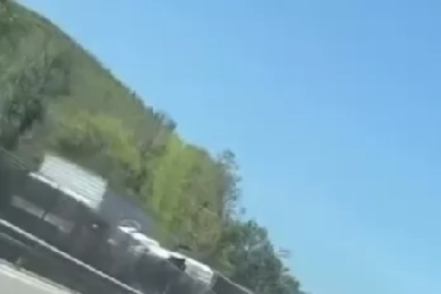 Carreta carregada com sal tomba na RJ-124, em Araruama, e deixa uma pessoa ferida