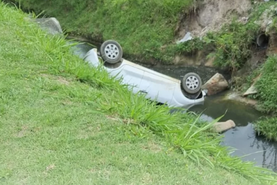 Carro cai em valão no bairro Iguabela, em Iguaba Grande