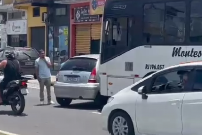 Carro e ônibus colidem em Cabo Frio nesta terça-feira (28)