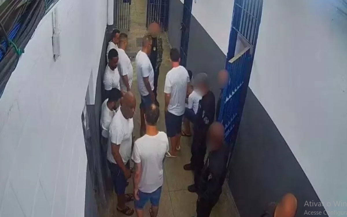 Presos aparecem dentro da galeria B7 de Bangu 3 