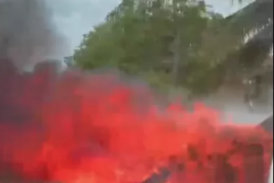 Carro pega fogo em Araruama