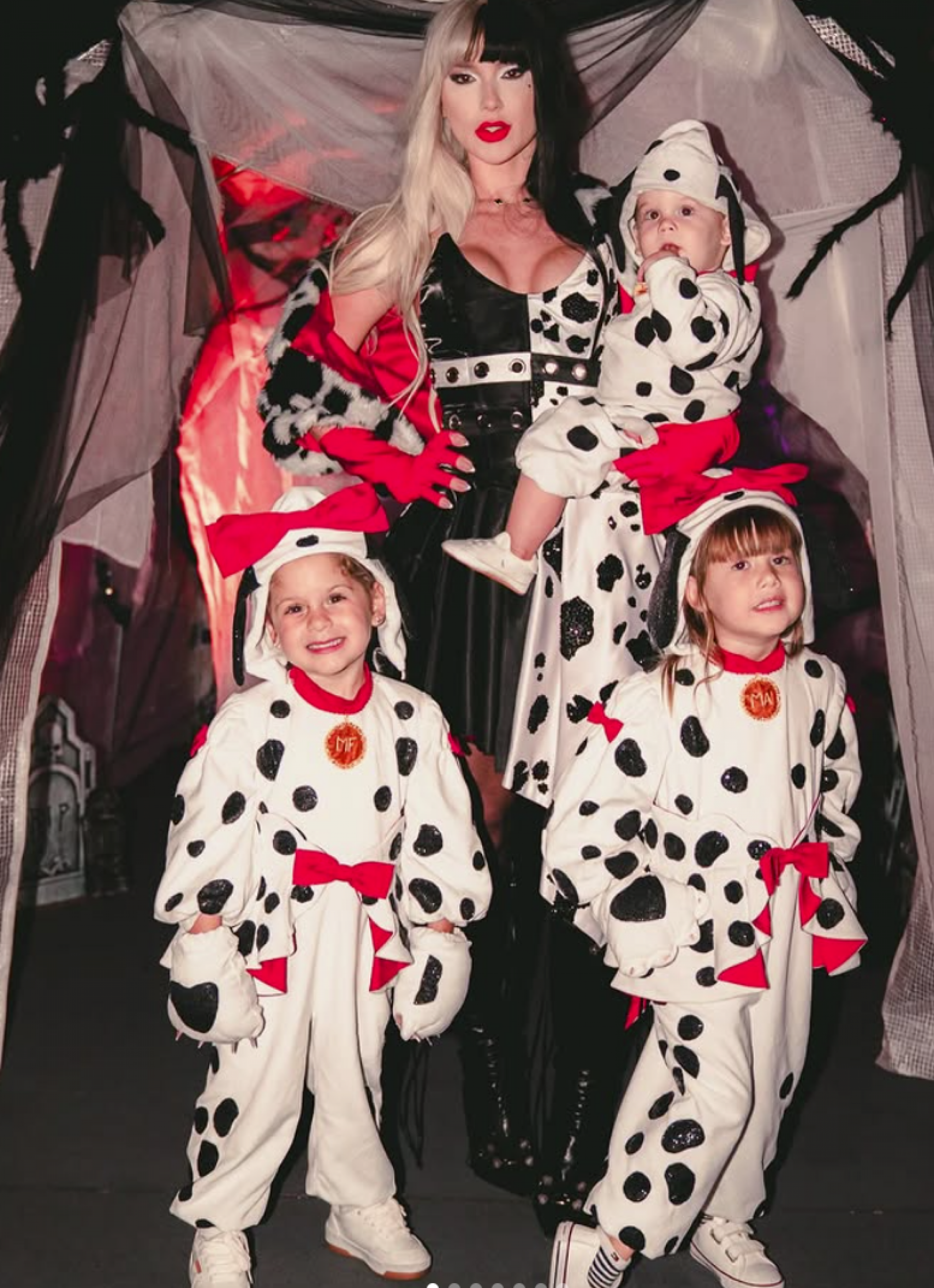 Virgínia se fantasiou de Cruela e seus filhos de 101 dálmatas  - reprodução Instagram