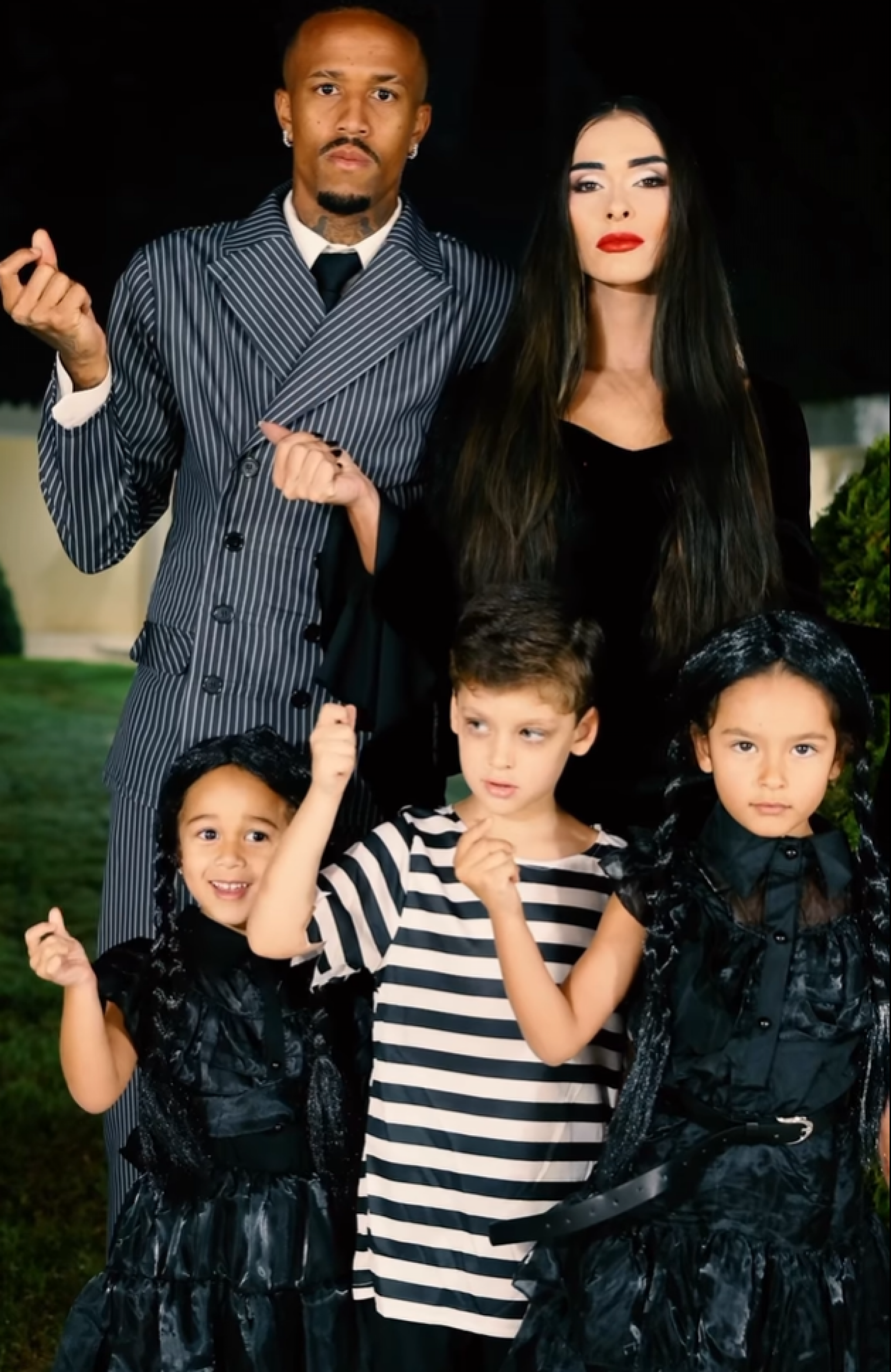 Éder Militão, Tainá e filhos se vestem de 'Família Addams' - reprodução Instagram