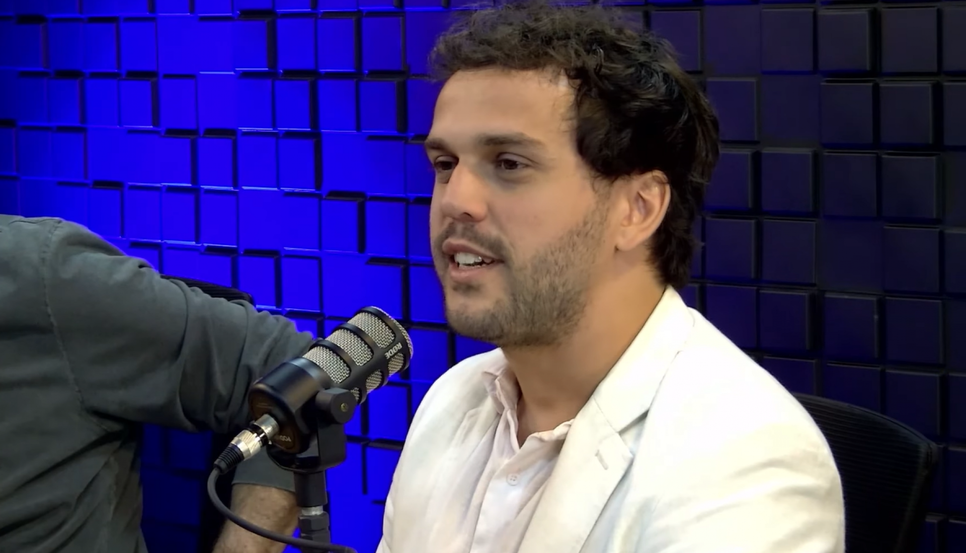 Theo Bial fala sobre infância e relação com os pais - reprodução Youtube