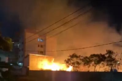 Fogo em terreno assusta moradores e mobiliza bombeiros no Braga, em Cabo Frio