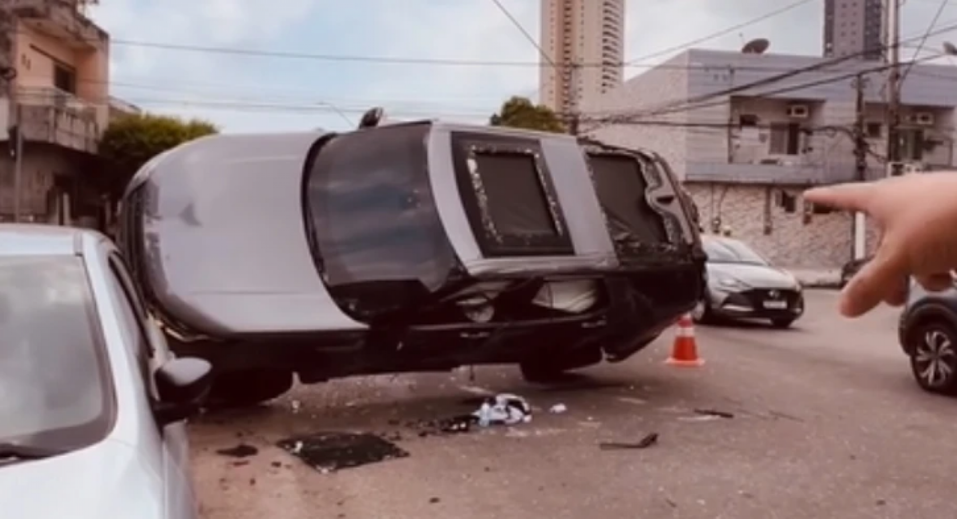 Carro de Deiveson capotou várias vezes após contato com outro veículo -  (Foto: Reprodução)