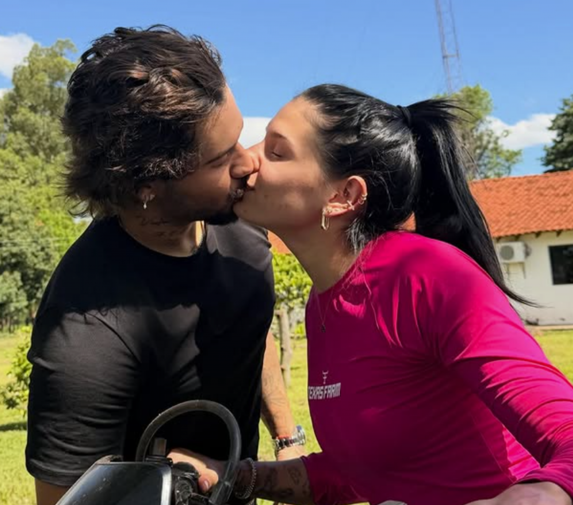 Ana Castela exibe beijo apaixonado em Zé Felipe - reprodução Instagram