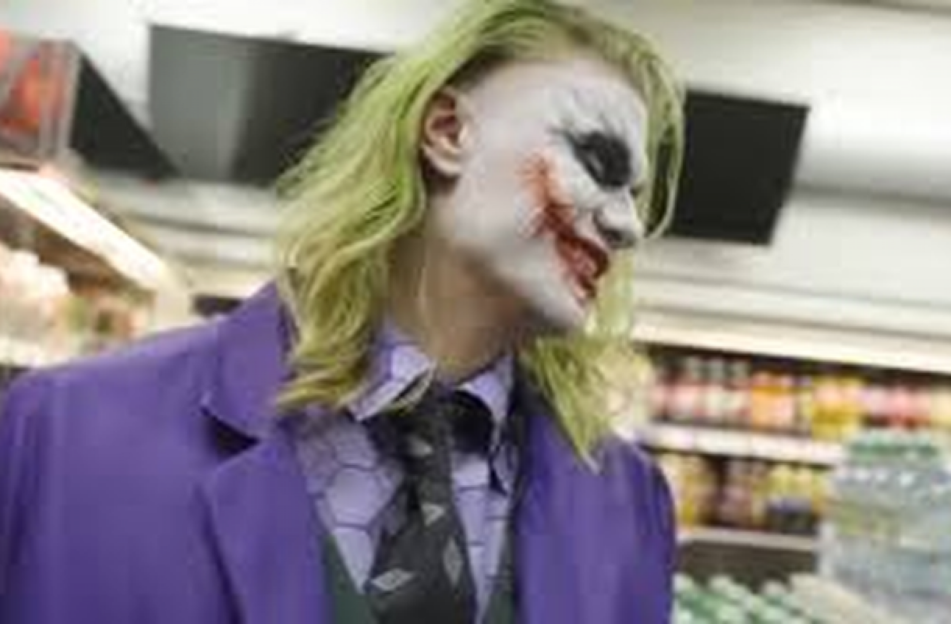 Vídeo: Haaland anda por Manchester vestido de Coringa para o Halloween