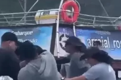 Homens trocam socos e chutes no cais de embarque dos passeios de barco, em Arraial do Cabo