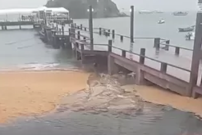 Vídeo mostra água escura e com mau cheiro sendo despejado no mar na Praia do Canto, em Búzios