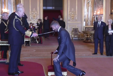 Rei da Inglaterra condecora David Beckham como cavaleiro após anos de espera