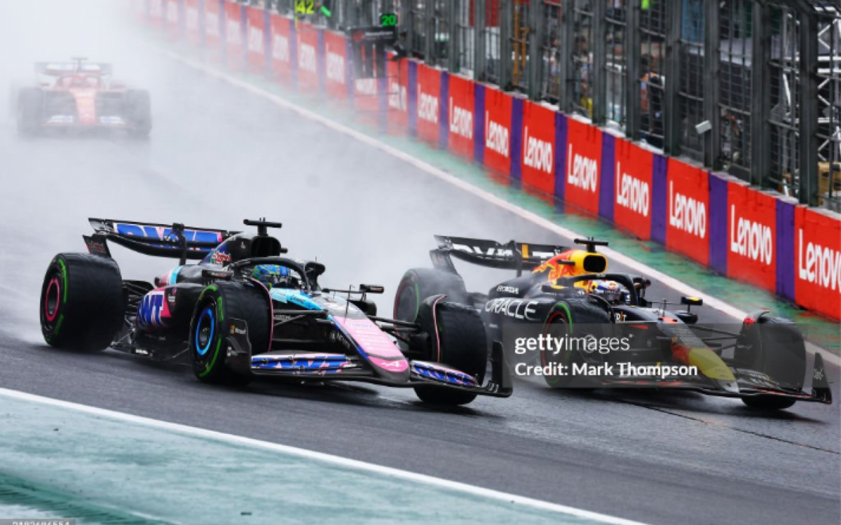 Max Verstappen ultrapassa Esteban Ocon sob chuva em Interlagos, em 2024