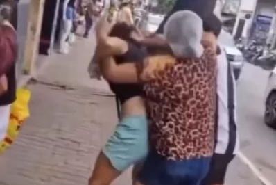 Briga chama atenção no centro de Arraial do Cabo