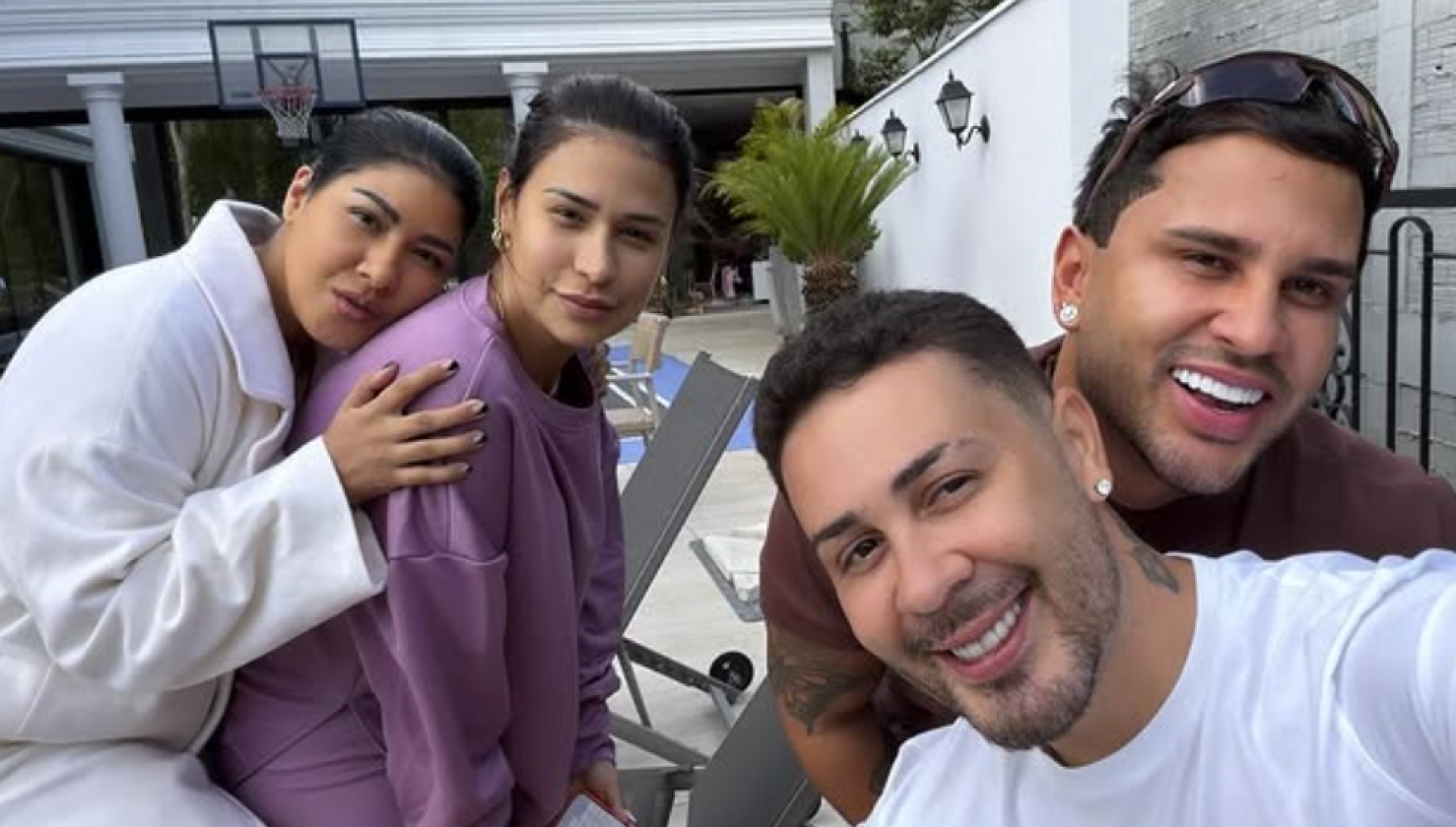 Simone e Simaria surpreendem fãs ao surgirem abraçadas em foto com Carlinhos Maia - reprodução Instagram