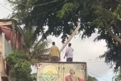 Caminhão baú derruba poste e arrasta fios, causando interdição em rua de Búzios