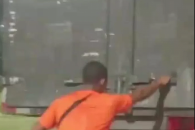 Ciclista se agarra a caminhão em movimento no trevo de São Vicente, Araruama