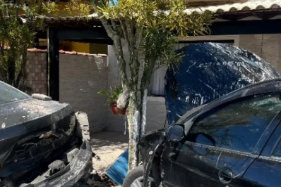 Motorista passa mal, perde o controle e invade residência em condomínio de Araruama