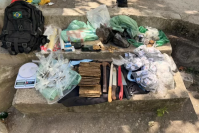 Dupla é presa por tráfico de drogas na Praia dos Anjos, em Arraial do Cabo