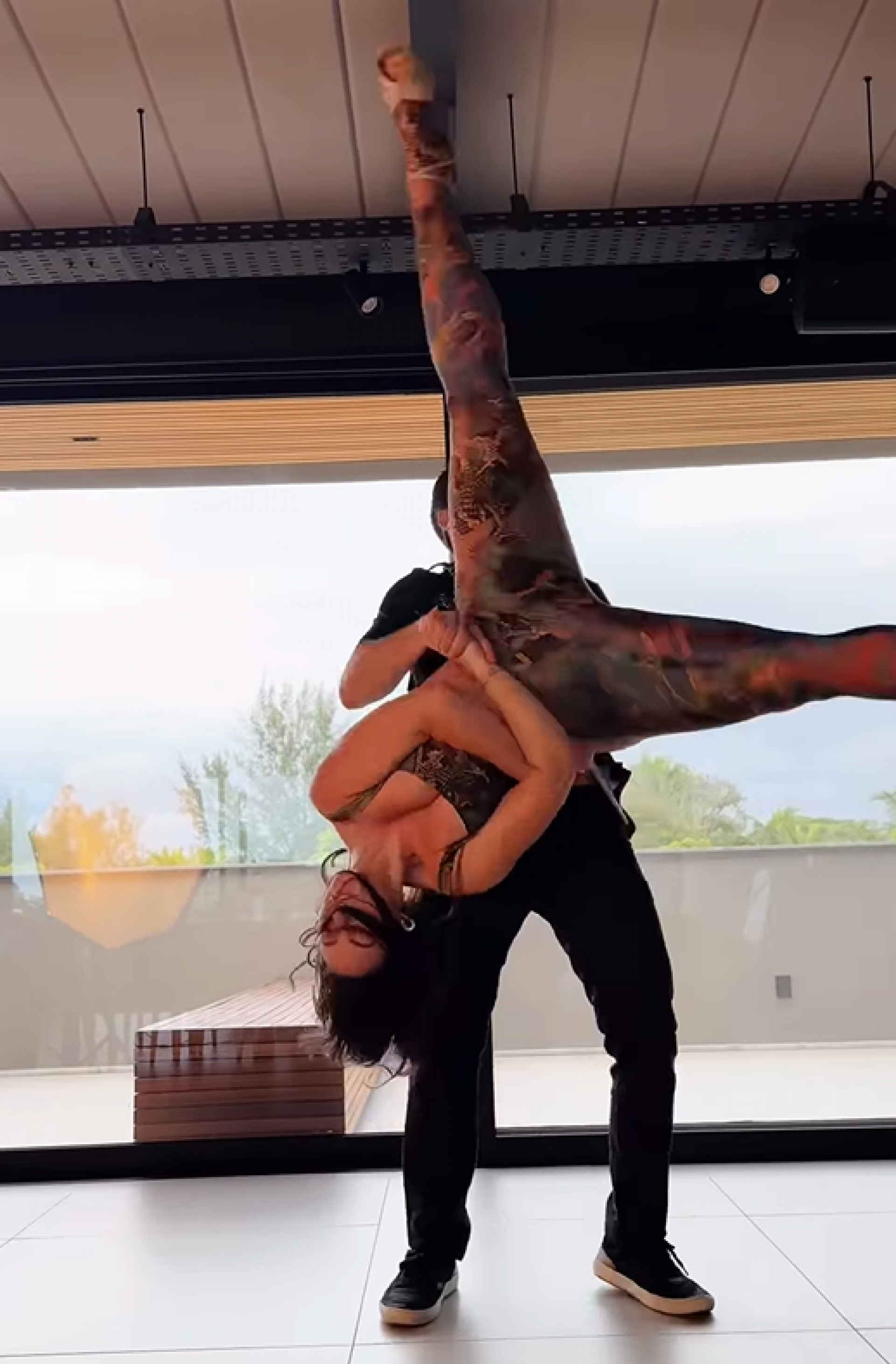 Paolla Oliveira surge dançando salsa ao som de Bad Bunny e diverte seguidores - reprodução Instagram