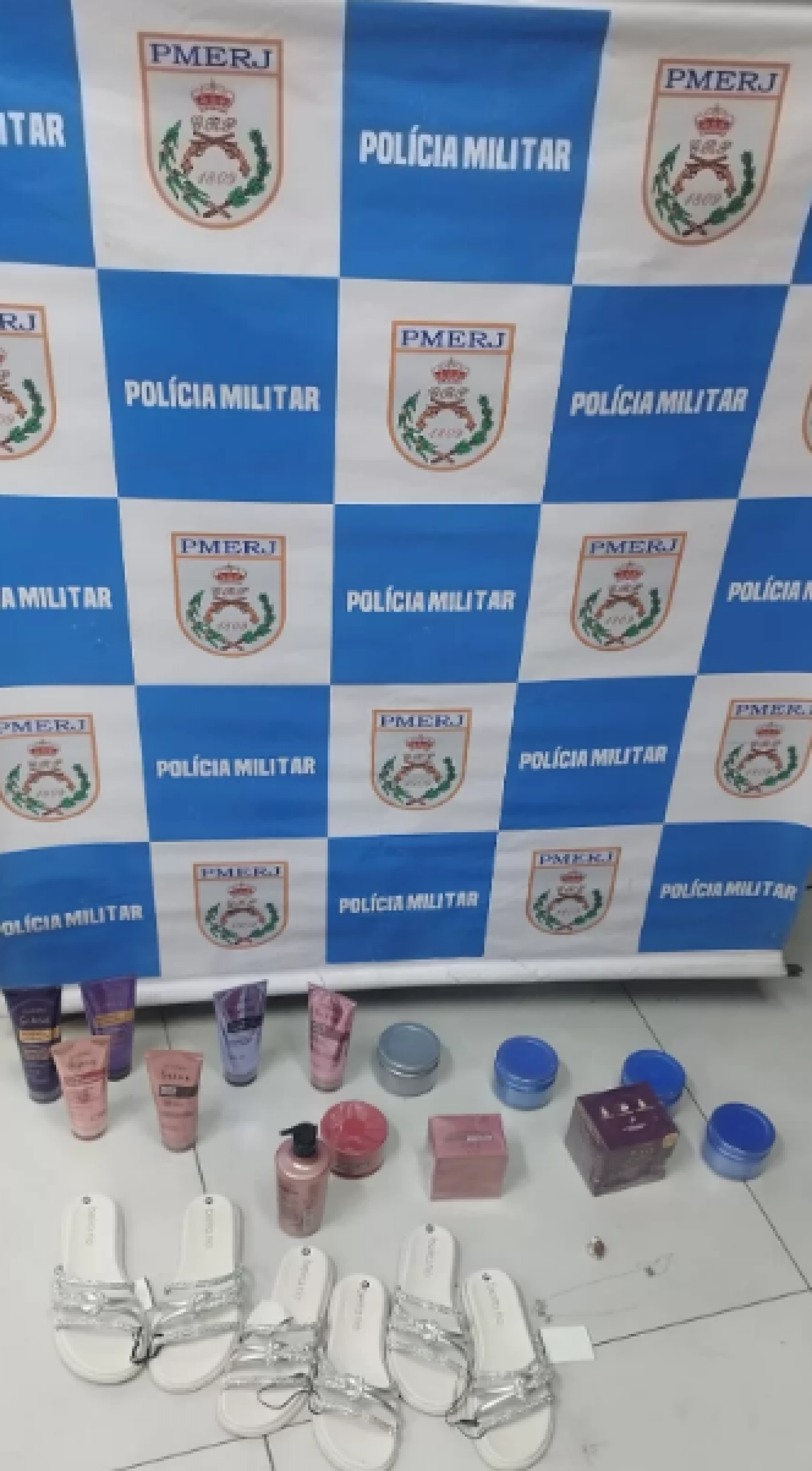 Produtos de beleza avaliados em cerca de R$ 770, al&eacute;m de tr&ecirc;s pares de sand&aacute;lias furtadas - Divulga&ccedil;&atilde;o/PM