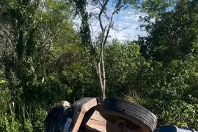 Caminhão capota após ‘fechada’ na RJ-106, em Cabo Frio