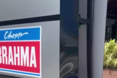 Veículo sobe a calçada e colide diretamente com totem em frente a restaurante em Cabo Frio