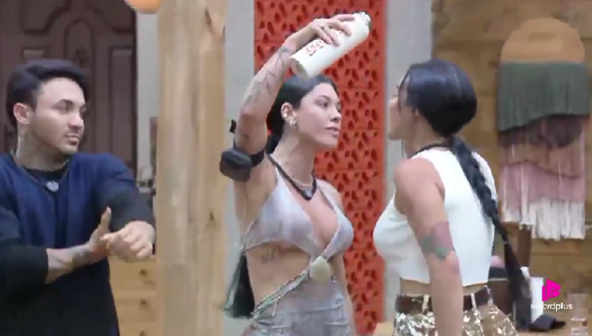 Rayane Figliuzzi revida provocações de Tàmires Assîs em 'A Fazenda 17' - Reprodução de vídeo