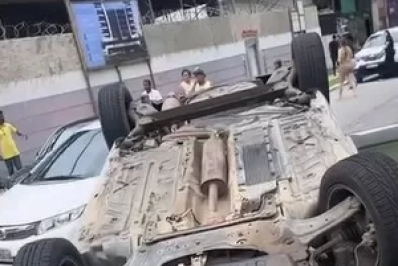 Carro capota no Braga, em Cabo Frio