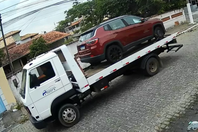 Câmeras registram furto de Jeep em Cabo Frio; veículo foi levado por reboque