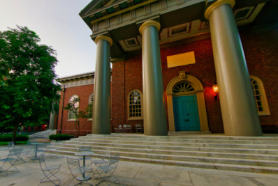 Harvard irá investigar relação de ex-presidente com Epstein após divulgação de mensagens