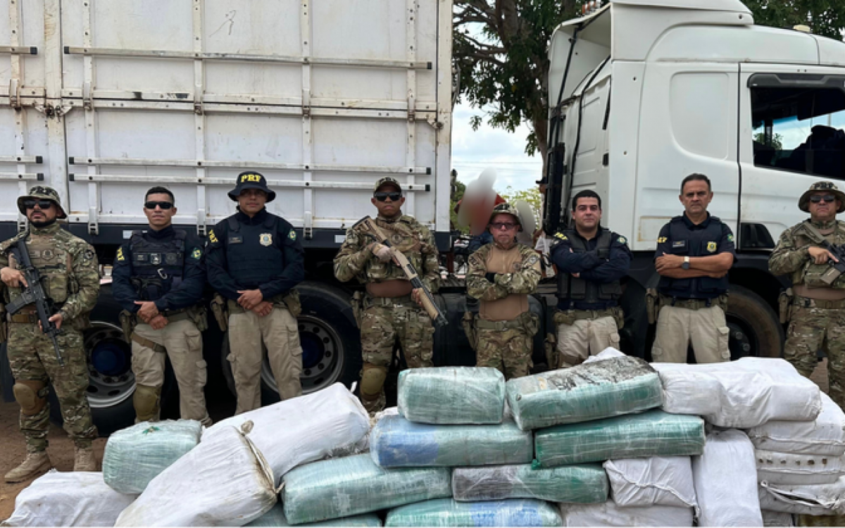 Droga foi localizada dentro do compartimento de carga de um caminhão - Divulgação/ PRF