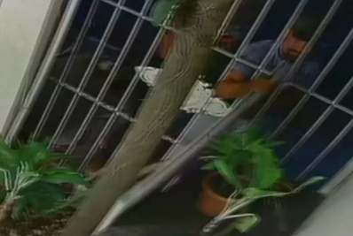 Casal em situação de rua é flagrado furtando porta de clínica odontológica no Centro de Cabo Frio