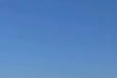 Carro do Espírito Santo é flagrado sobre a Duna Mãe, área de preservação em Cabo Frio