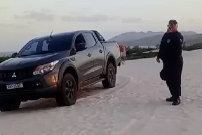 Fiscalização autua motorista e remove veículo flagrado sobre a Duna Mãe, em Cabo Frio