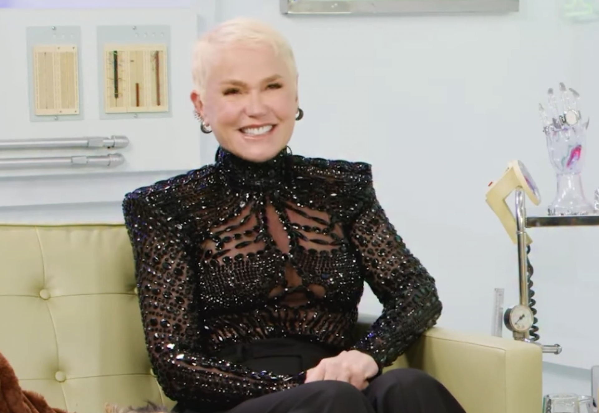 Xuxa reaparece como ícone dos anos 80 e pega Sasha de surpresa em aula de moda - reprodução Instagram