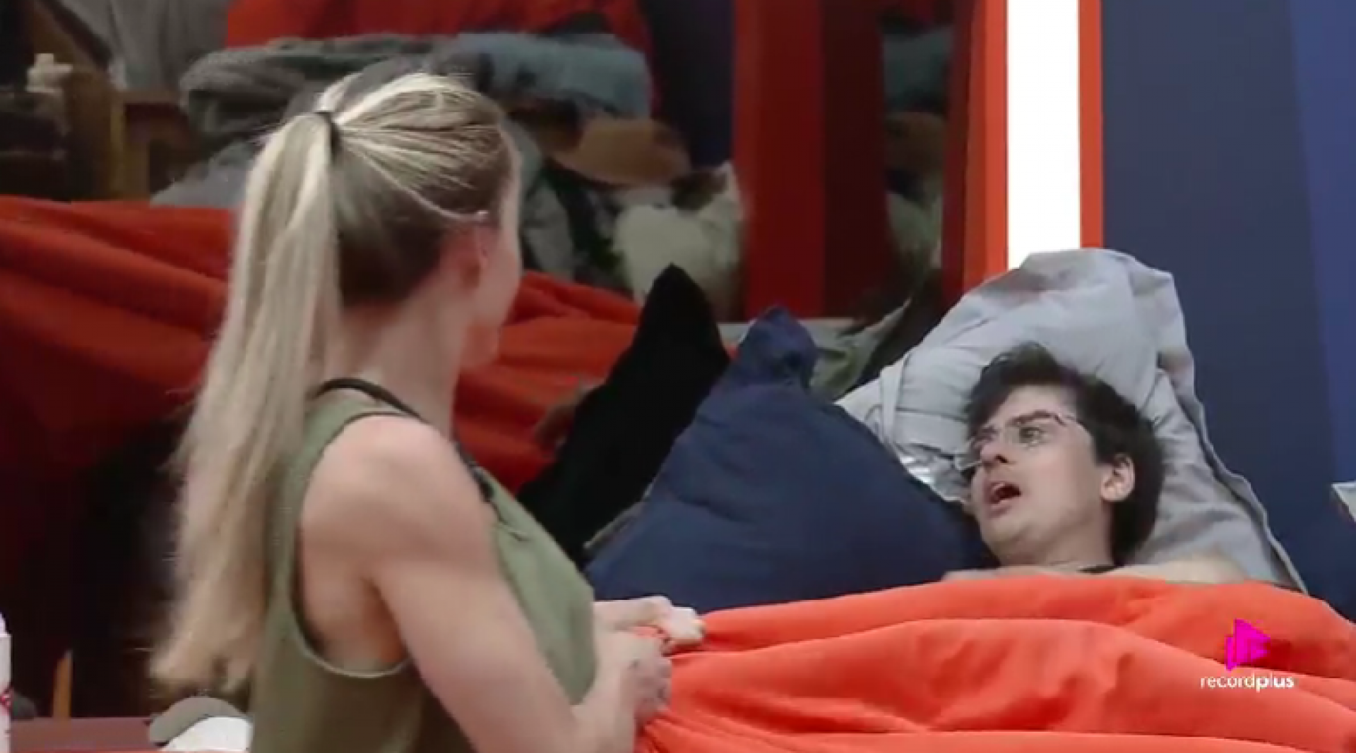 Saory Cardoso deixa cama que dividia com Dudu Camargo em 'A Fazenda 17' e peões especulam possível fim do affair - Reprodução / X