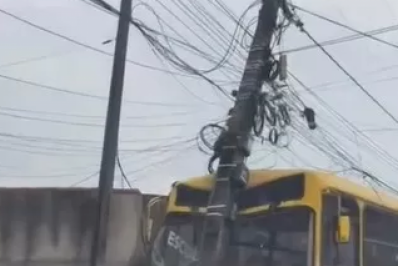 Ônibus escolar colide com poste em Iguaba Grande; crianças saem ilesas