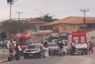 Acidente entre carro e moto deixa motociclista ferido na RJ-102, em Búzios